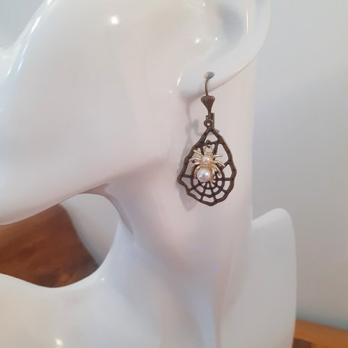 Boucles oreilles halloween araignée sur sa toile. bijou automne, à offrir.