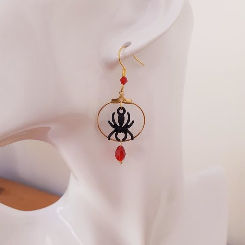 Boucles oreilles halloween petite araignée noire. bijou automne, à offrir.