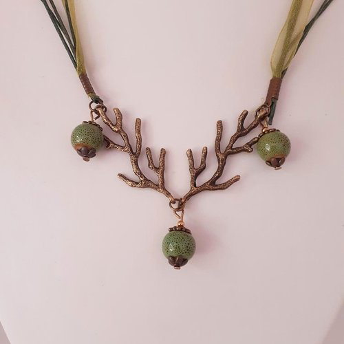 Collier de branches et de glands verts. bijou automne hiver, à offrir.