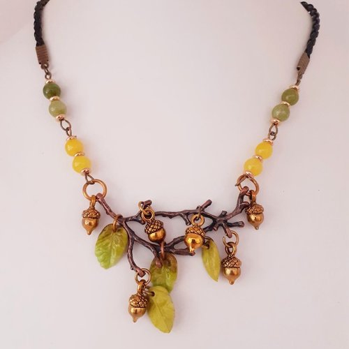 Collier d'automne, de glands dorés sur branche et feuilles vertes. bijou à offrir, pour elle.