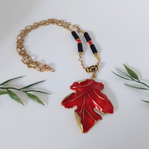 Collier sautoir d'automne, pendentif feuille de chêne rouge, chaine fantaisie. bijou à offrir, pour elle.
