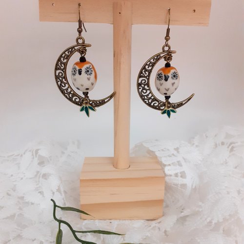 Boucles d'oreilles automne hiver, chouettes en porcelaine sur croissant de lune. bijou à offrir.