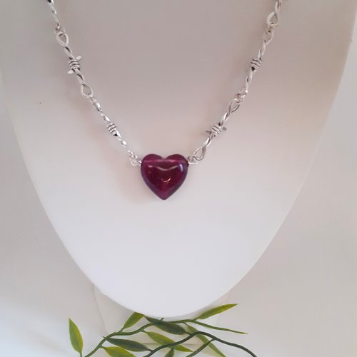 Collier moderne artisanal barbelés et pendentif coeur violet. cadeau bijou automne hiver, fêtes fin d'année.