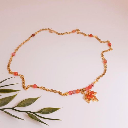 Collier fin, pierre agate rouge orangé sur chaîne dorée en acier inoxydable. bijou automne, à offrir.