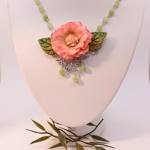 Collier floral artisanal fleur cactus rose saumoné.