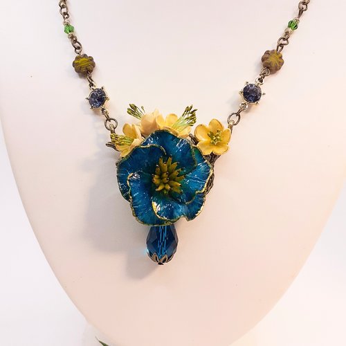 Collier floral artisanal, fleur bleue turquoise, bijou mariage cérémonie