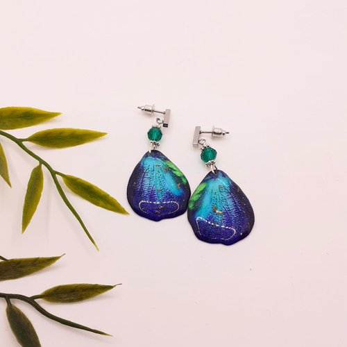 Boucles oreilles artisanales, ailes vert violet en résine. bijou à offrir.