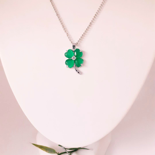 Pendentif trèfle vert sur support argenté, chaine argentée. bijou fête des mères.