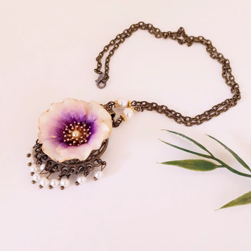 Collier floral artisanal, fleur de pavot violette. bijou fête des mères, mariage, cérémonie.