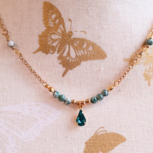Collier fin, pierre de jade vert moucheté sur chaîne dorée en acier inoxydable. bijou pour elle.