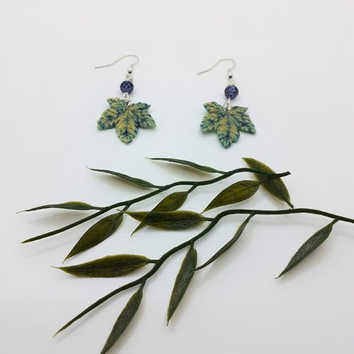 Boucles d'oreilles feuilles de lierre bleutées. bijou à offrir.
