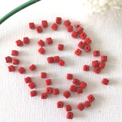 50 petites perles carré rouge 2,5mm