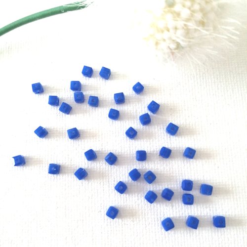 50 petites perles carré bleu 2,5mm