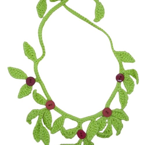 Collier feuilles vertes et fleurs rouges au crochet