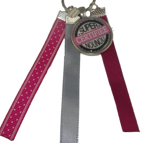 Porte clés rose et gris "certifiée super nounou"