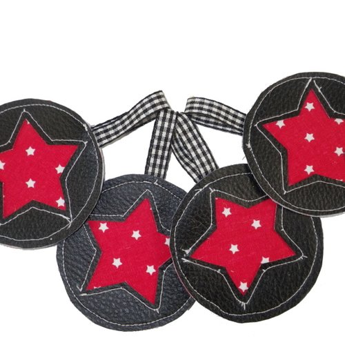 4 boules de noël en simili cuir noir et étoiles sur fond rouge