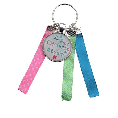 Porte clés bleu, rose et vert "la plus chouette des atsem"