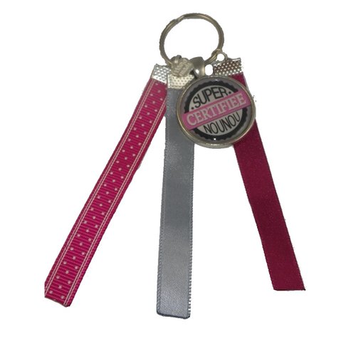 Porte clés rose et gris "certifiée super nounou"