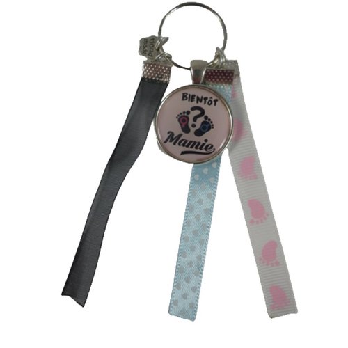 Porte clés bleu et rose "bientôt mamie"