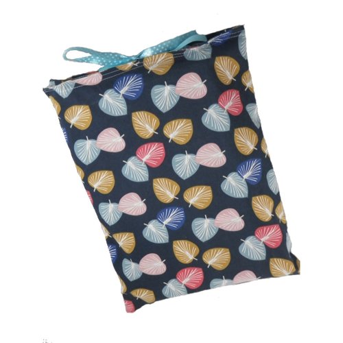 Pochette cadeau bleue et feuilles multicolores