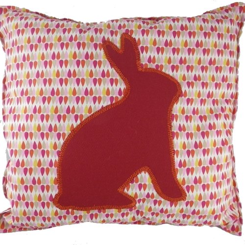 Coussin lapin rouge et multicolore