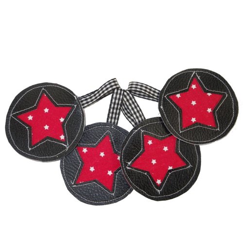 4 boules de noël en simili cuir noir et étoiles sur fond rouge