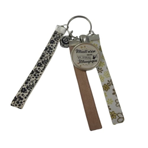Porte clés beige et noir "maîtresse avec un sourire magique"