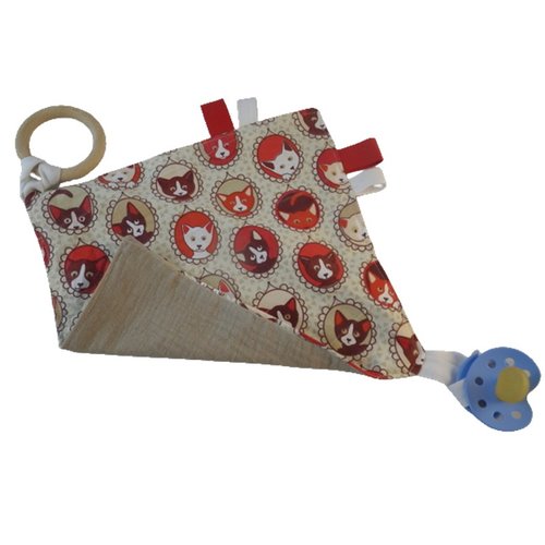 Doudou carré beige, rouge et chats et anneau de dentition