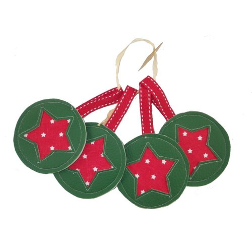 4 boules de noël en simili cuir vert et étoiles sur fond rouge