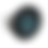 Bague noire et bouton bleu