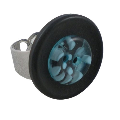 Bague noire et bouton bleu