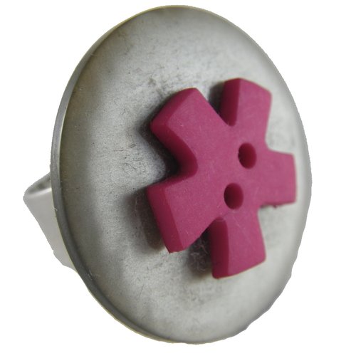Bague grise et bouton rose