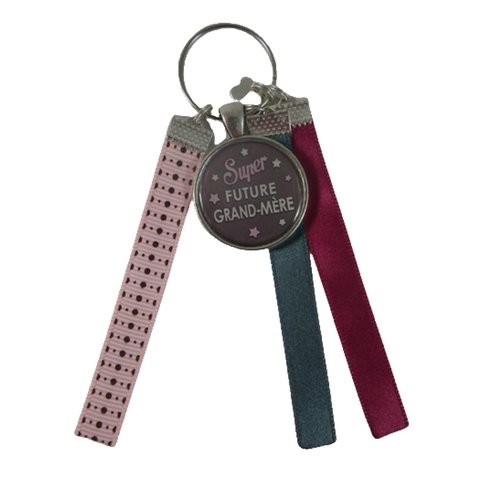 Porte clés rose et gris "super future grand-mère"