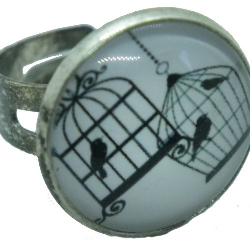 Bague argentée, noire et blanche oiseaux en cages