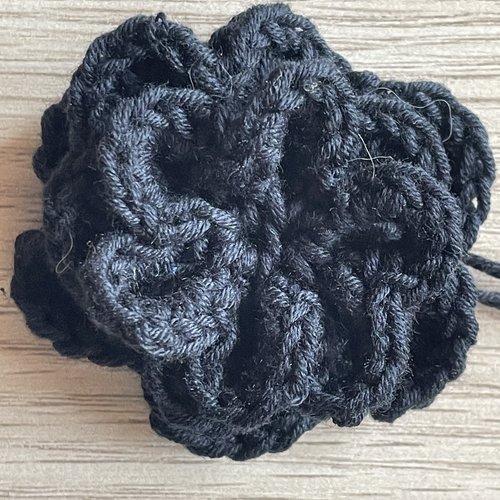 Lot de 6 fleurs noires au crochet