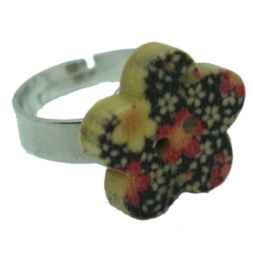 Bague bouton fleur en bois fleurs rouges fond noir