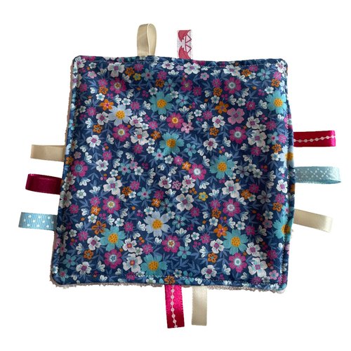 Doudou étiquettes bleu petites fleurs bleues, blanches et roses