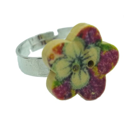 Bague bouton fleur en bois fleur blanche fond rose
