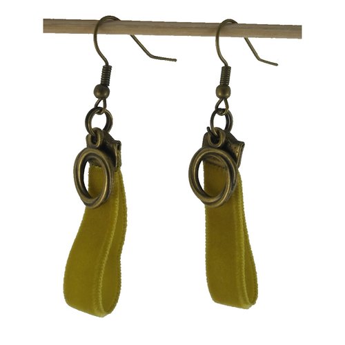 Boucles d'oreilles bronze, velours vert et breloque bronze