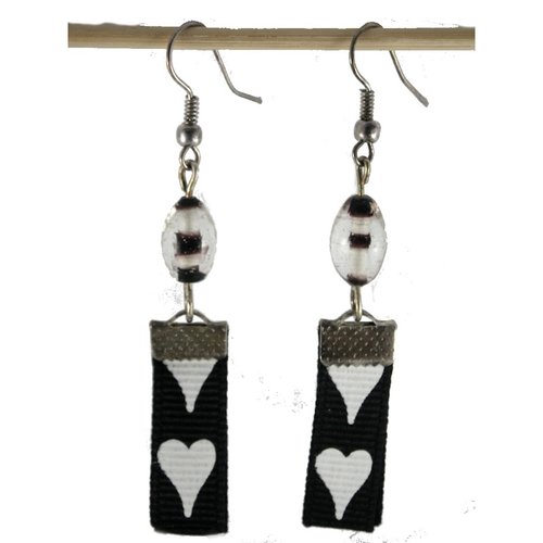 Boucles d'oreilles noires et blanches ruban à cœurs