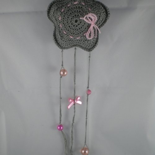 Suspension étoile grise et rose au crochet