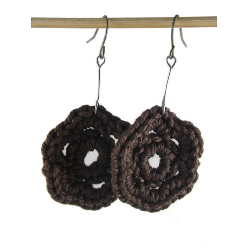 Boucles d'oreilles fleur marron au crochet