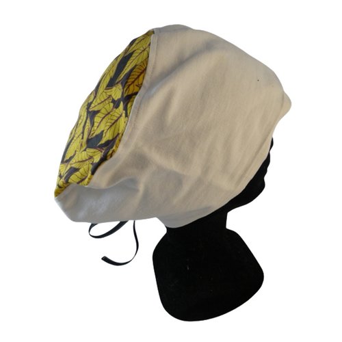 Calot de bloc blanc et feuilles jaunes sur fond noir