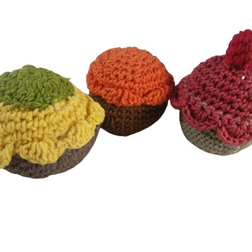 Lot de 3 cupcakes au crochet pour dinette