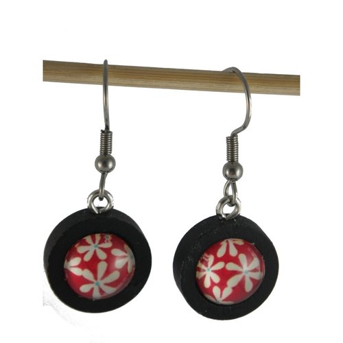 Boucles d'oreilles bois et cabochons rouge et fleurs blanches