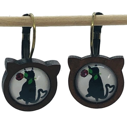 Boucles d'oreilles chat et rose fond blanc
