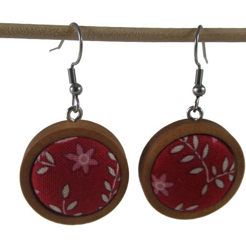 Boucles d'oreilles rouges et végétaux