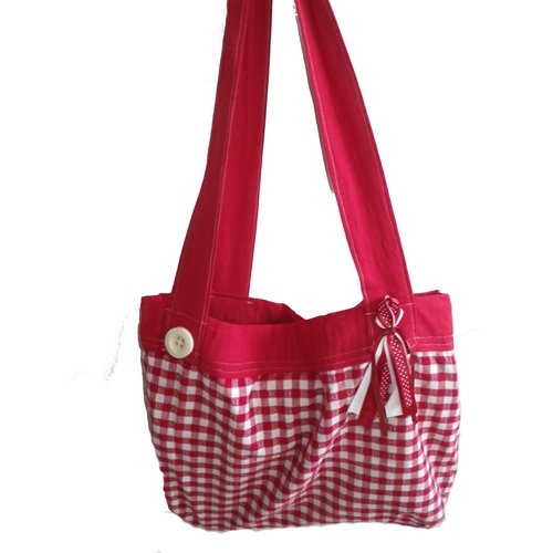 Sac à carreaux rouges et petits cœurs