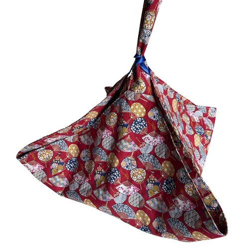 Sac à tarte rouge et éventails