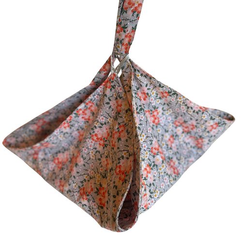 Sac à tarte gris et fleurs blanches et roses orangées